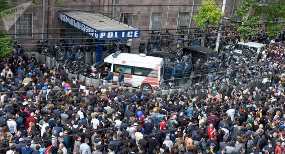 Լարված իրավիճակ` ոստիկանության Շենգավիթի բաժանմունքի մոտ. 3 անձ ոստիկանությունում է