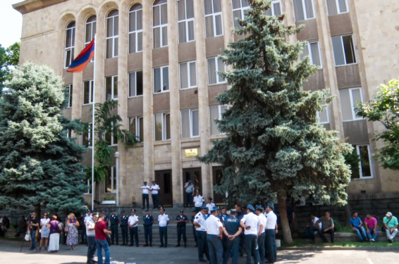 ՍԴ-ի դիմաց մոտ 10 հոգի պահանջում է Հրայր Թովմասյանի հրաժարականը