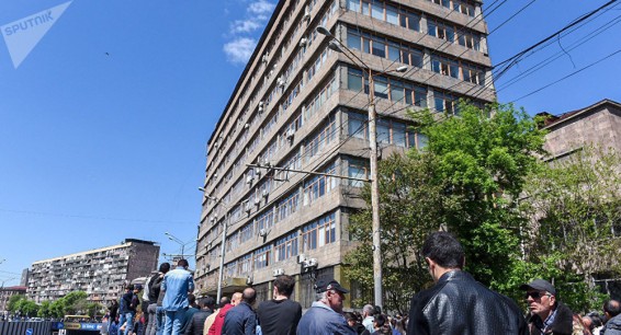 Спасатели эвакуировали студентов Педагогического университета Армении