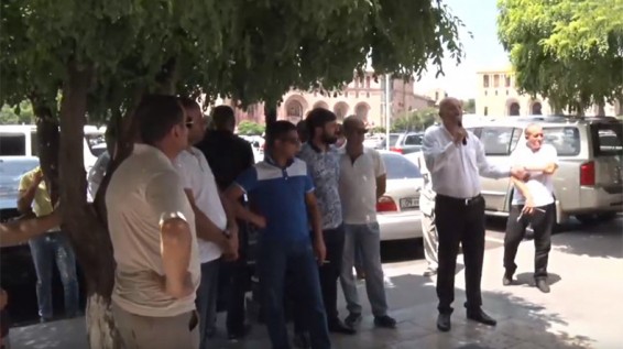 Импортеры автомобилей проводят акцию протеста и угрожают прийти домой к премьеру Армении Николу Пашиняну