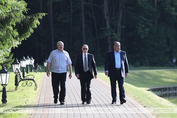 Лукашенко, Путин и Рахмон провели переговоры в беседке Мирзиеева