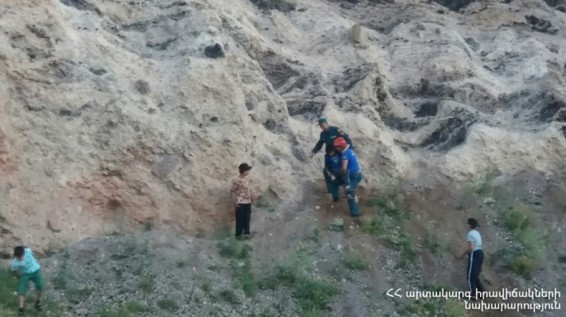 В Армении спасатели спустили подростка со скалы