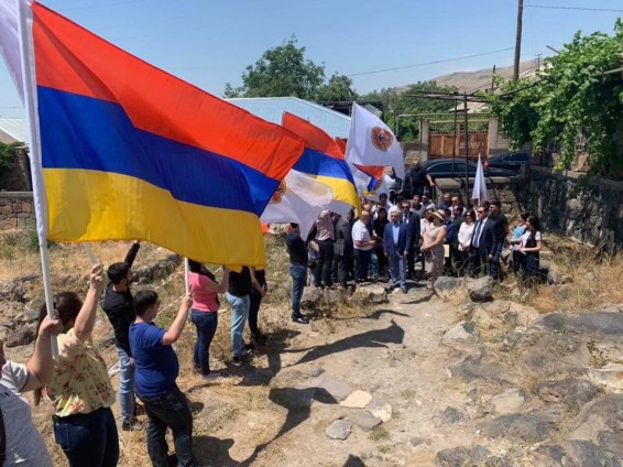 Սերժ Սարգսյանը ՀՀԿ-ականների հետ այցելել է Աղձքում հայոց արքաների դամբարան