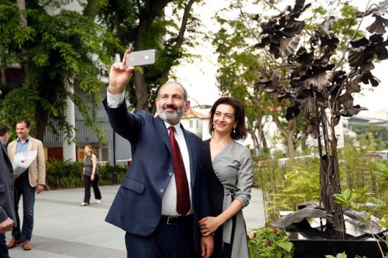 Նիկոլ Փաշինյանի և Աննա Հակոբյանի սինգապուրյան սելֆին