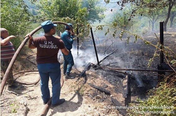 Կոշ և Ավան գյուղերի միջնամասում 30 հա խոտածածկույթ է այրվել. հրդեհաշիջմանը մասնակցել է 15 հրշեջ և 20 բնակիչ