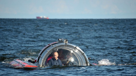 Президент России Путин в батискафе погрузился к месту гибели подлодки Щ-308