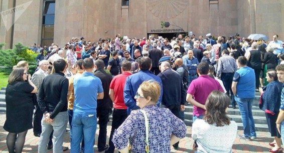 Акция протеста с вениками у мэрии Еревана: полиция доставила в отделение трех граждан