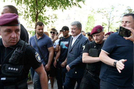 Պորոշենկոյի վրա հարցաքննությունից հետո ձվեր են նետել