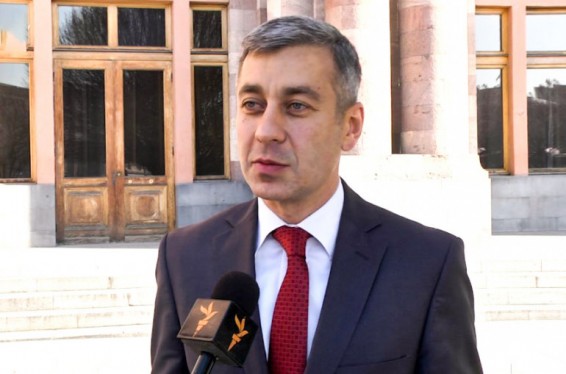 Премьер-министр не поедет в Джермук, но встретится с главой Джермука, директорами школ и членами совета в Ереване в понедельник. Владимир Карапетян