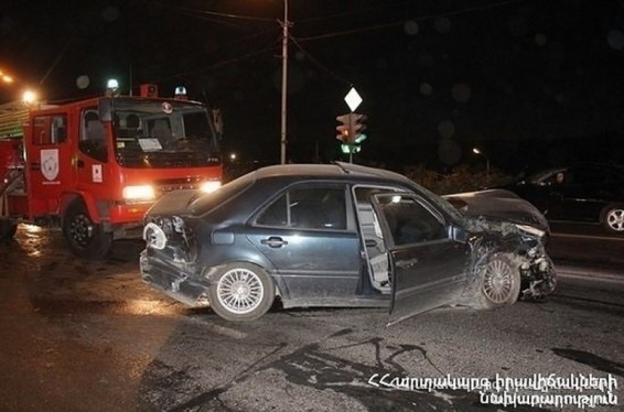 Volkswagen Tօuareg-ը Կոտայքի մարզի Քարաշամբ գյուղում բախվել է արգելապատնեշին. կան տուժածներ