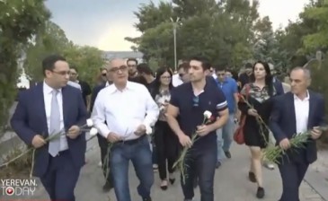 ՀՀ երկրորդ նախագահ Քոչարյանի աջակիցները այցելեցին Եռաբլուր՝ հարգանքի տուրք մատուցելու զոհված հերոսներին