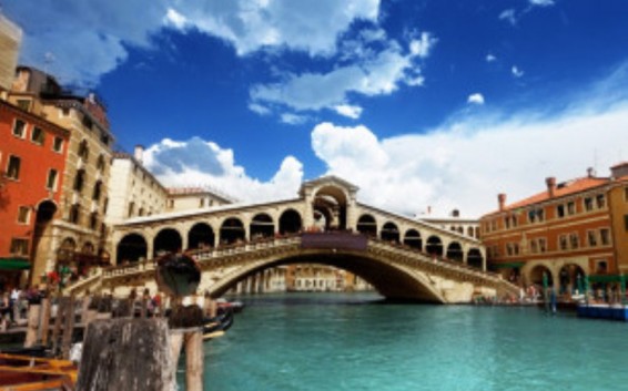 Վենետիկում հարբած տղամարդը նետվել է կամրջից ու ընկել ջրային տաքսու մեջ