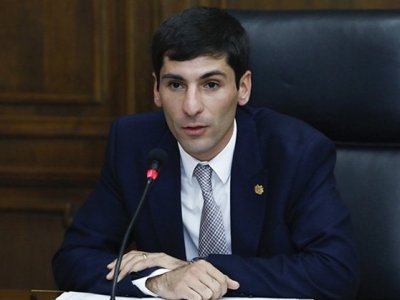 Արարատի մարզպետը 1 րոպե ուշ պատասխանելու համար աշխատանքից ազատել է աշխատակազմի ղեկավարին
