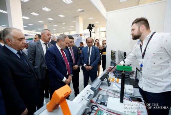 Премьер-министр ознакомился с представленной на выставке “Армения экспо-2019” продукцией