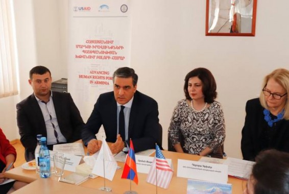 ՀՀ Մարդու իրավունքների պաշտպանն աշխատանքային հանդիպում ունեցավ Գեղարքունիքի մարզում