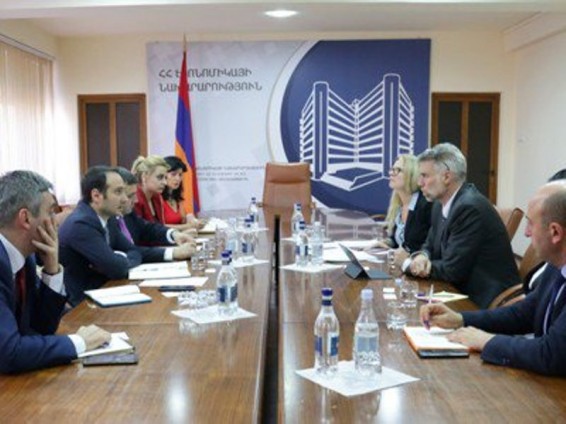 Էկոնոմիկայի փոխնախարարները ՀԲ թիմի հետ քննարկել են միջազգային դոնորների համայնքի հետ համագործակցության ձեւաչափը