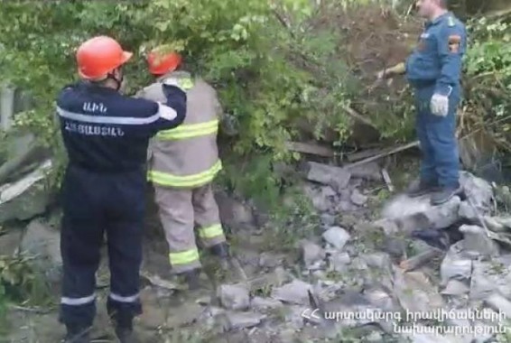 Вследствие оползня в Капане обрушилось двухэтажное жилое здание