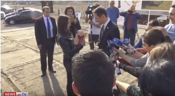 VIDEO: Айку Марутяну подарили книгу Роберта Кочаряна 