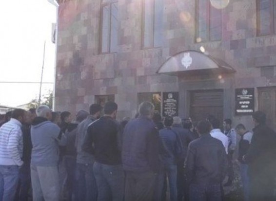 Կալանավորել են քաղցկեղով հիվանդ մի քաղաքացու. Ակցիայի մասնակիցները հանդիպում են դատախազին