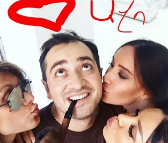 Ավետ Բարսեղյանի սիրառատ լուսանկարը՝ Նազենիի, Սոֆիի եւ Անահիտ Սիմոնյանի հետ