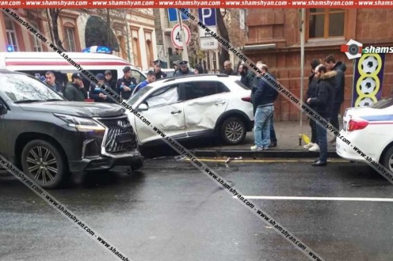 Крупная авария в центре Еревана: машина вылетела на тротуар