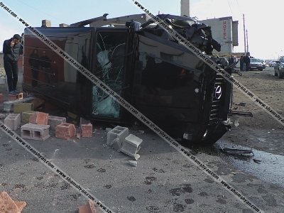 Երևանում բախվել են Mercedes E320-ը և Mercedes G500-ն․ Mercedes G500-ն կոտրելով գովազդային վահանակը՝ կողաշրջվել է