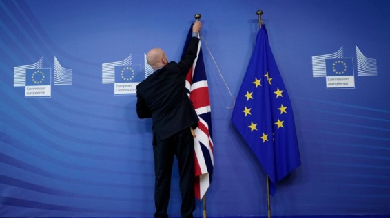 И объятья, и теплые слова, и слезы: Европарламент одобрил сделку по «брекситу»