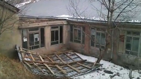 Ветер повредил кровлю школы в селе Дарбас в Армении