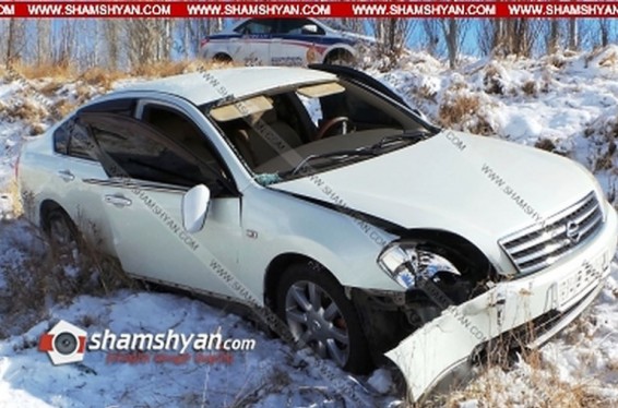 Արագածոտնում Nissan-ը բախվել է քարերին և հայտնվել ձորակում. 3 մարդ թեթև այրվածքներով տեղափոխվել են հիվանդանոց. Shamshyan.com