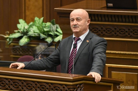 37 հոգի չեն կարող մի նախագծի համահեղինակ լինել. ես հավանություն եմ տվել արտահերթ նիստ գումարելուն, ոչ նախագծին. Հովիկ Աղազարյանը՝ Սահմանադրության մեջ փոփոխություն կատարելու նախագծի մասին. Hraparak.am