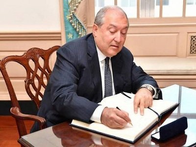 Արմեն Սարգսյանը օրենքներ է ստորագրել