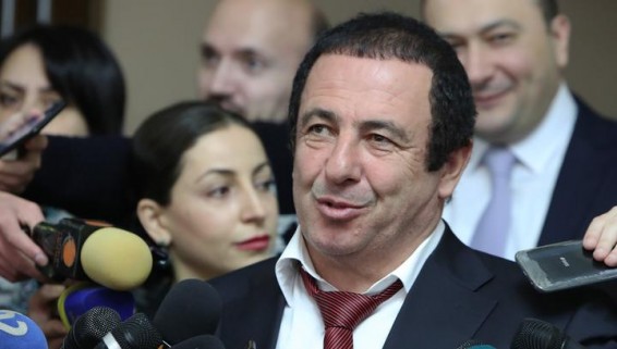 «Այսինքն՝ Ծառուկյանն այնքա՞ն է փոքրացել, որ կարիք ունի միջնորդությունների՞. Ծառուկյանը կյանքում միջնորդությունների կարիք չունի»
