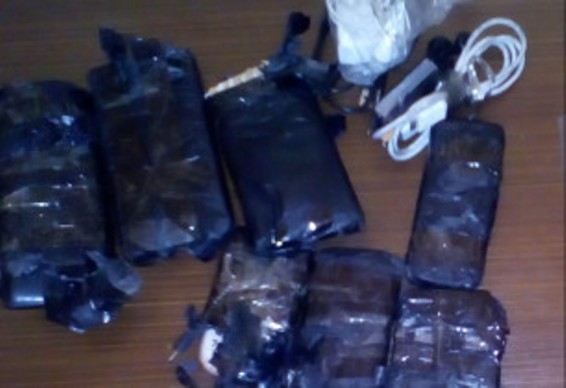 ՔԿՀ աշխատակիցները տեսակցության եկած անչափահաս եղբայրների կոշիկների միջից դեղահաբեր ու բջջային հեռախոսներ են հայտնաբերել