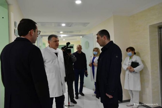 Государственный министр Арцаха посетил медучреждения Степанакерта и Шуши