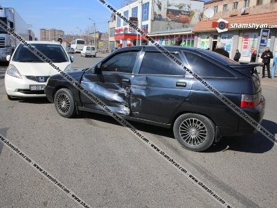 Մուրացանի հոսպիտալի խաչմերուկում բախվել են Haise-ն, Honda-ն եւ Lada-ն