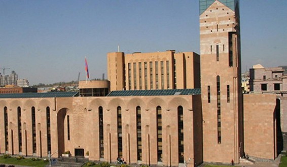 Տուրիստական միկրոավտոբուսների վարորդները բողոքի ակցիա են անում քաղաքապետարանի դիմաց․ ուղիղ