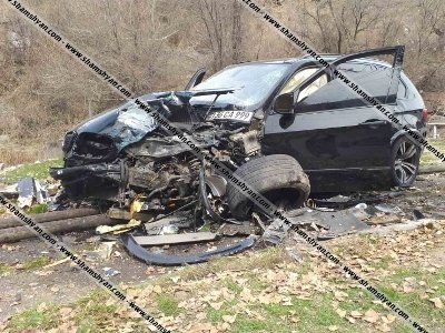 Խոշոր վթար «Քրեյզի»-ի մոտ. բախվել են «BMW X5»-ը, «ՎԱԶ-2106»-ը եւ Jeep-ը, X5-ն բախվել է ծառին, կան վիրավորներ