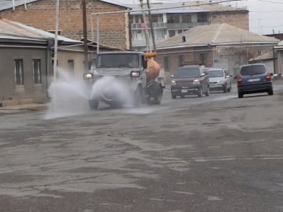 Էջմիածնում քլորաջրով մաքրվում են թաղամասերը, փողոցներն ու մայթերը