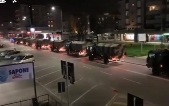 VIDEO: В итальянском Бергамо скончавшихся от коронавируса вывозят на армейской технике.
