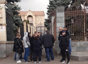 ՌԴ քաղաքացիները բողոքի ակցիա են իրականացրել Հայաստանում Վրաստանի դեսպանատան դիմաց. Ա1+