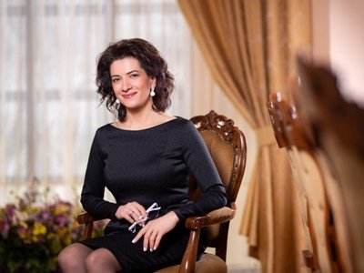 ՀՀ վարչապետի տիկինը ձեռքերն անընդհատ ախտահանում է. խոսնակ