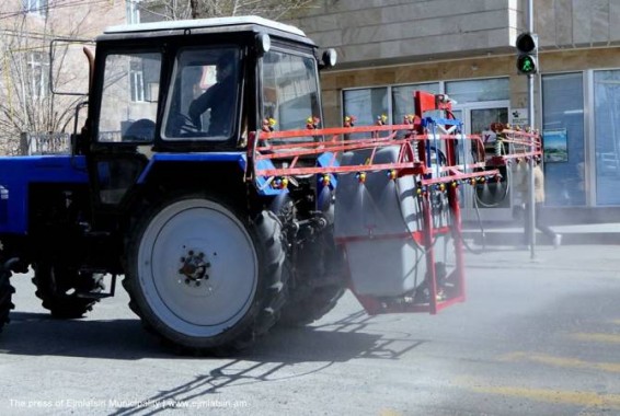 Էջմիածնում փողոցների և մայթերի քլորամաքրման աշխատանքներն իրականացվում են ամենօրյա կտրվածքով