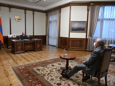 Հանդիպել են Արմեն Սարգսյանն ու Անդրանիկ Քոչարյանը. վերջինը դիմակով էր, նստել էր մի քանի մետր հեռու