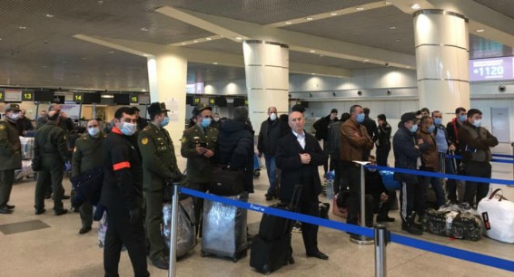 В Домодедово собрались сотни граждан Армении: что происходит в московском аэропорту
