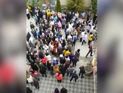 VIDEO: Сотрудники Ванадзорского швейного предприятия «Глория» ворвались на его территорию