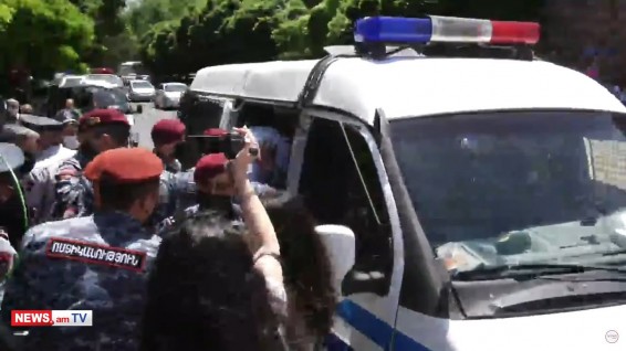 Полицейские все же подвергли приводу участников акции перед зданием правительства