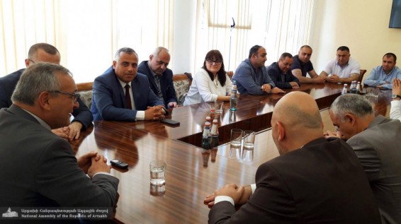 Արցախի ԱԺ նորընտիր նախագահը հանդիպում է նախագահի թեկնածուների հետ