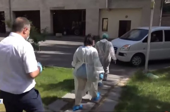 VIDEO: Работники Скорой помощи во дворе Парламента