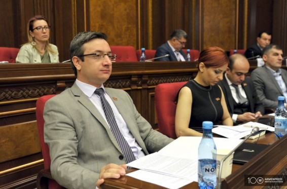 «Լուսավոր Հայաստան» խմբակցությունը hարցապնդմամբ դիմել է Արայիկ Հարությունյանին՝ իր կողմից ԿԳՄՍ նախարարի պաշտոնն ստանձնելուց ի վեր լուծում չստացած հարցերի վերաբերյալ