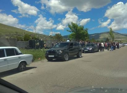 Пашинян обнародовал фотографию с церемонии похорон в одном из сел Армении